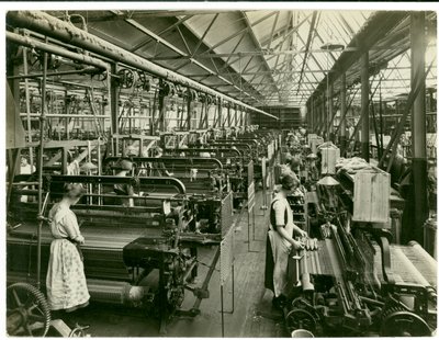 Chenille inslagweven, tapijtfabriek, 1923 door English Photographer